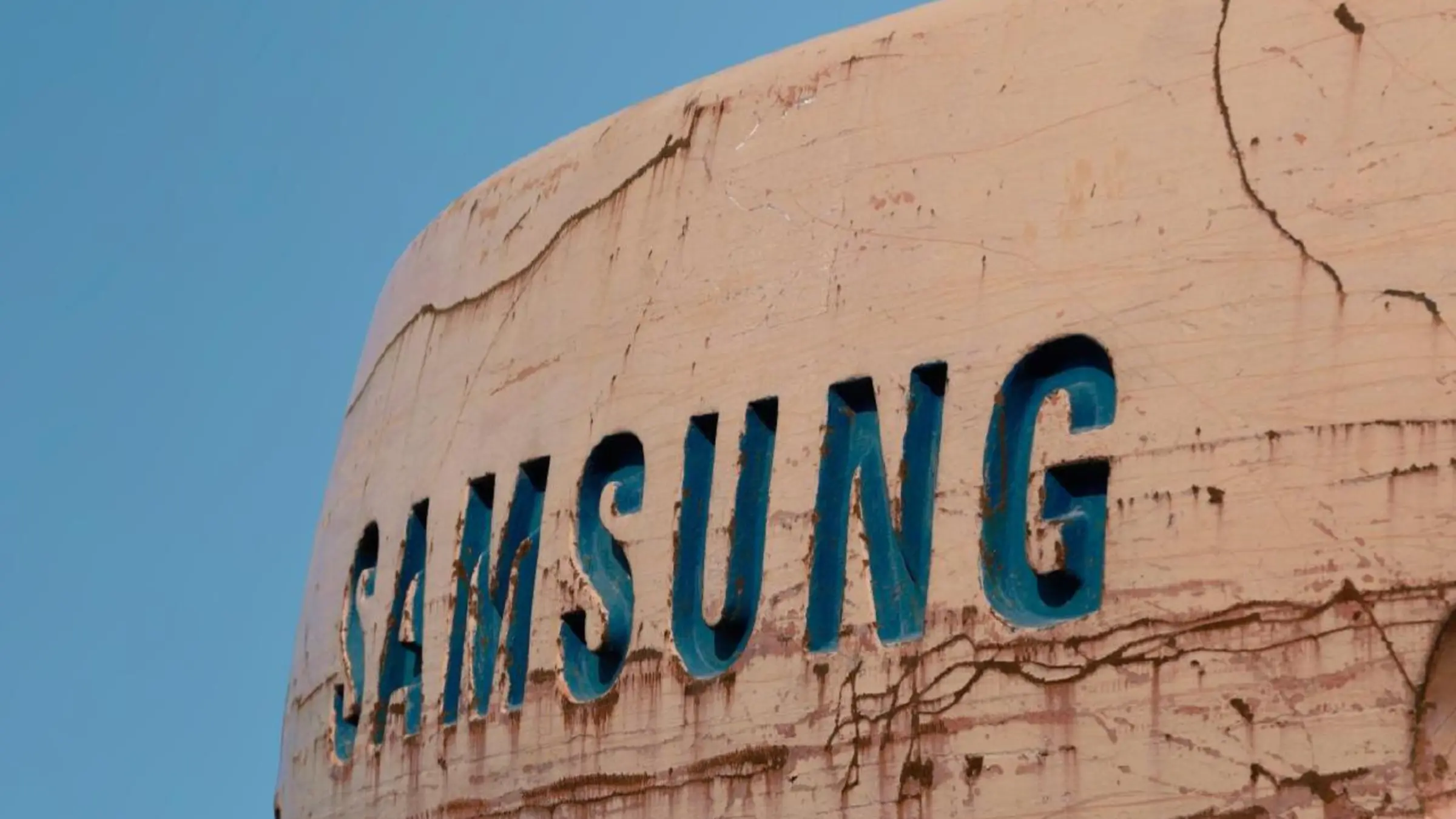 Samsung 品牌建筑标识与蓝天