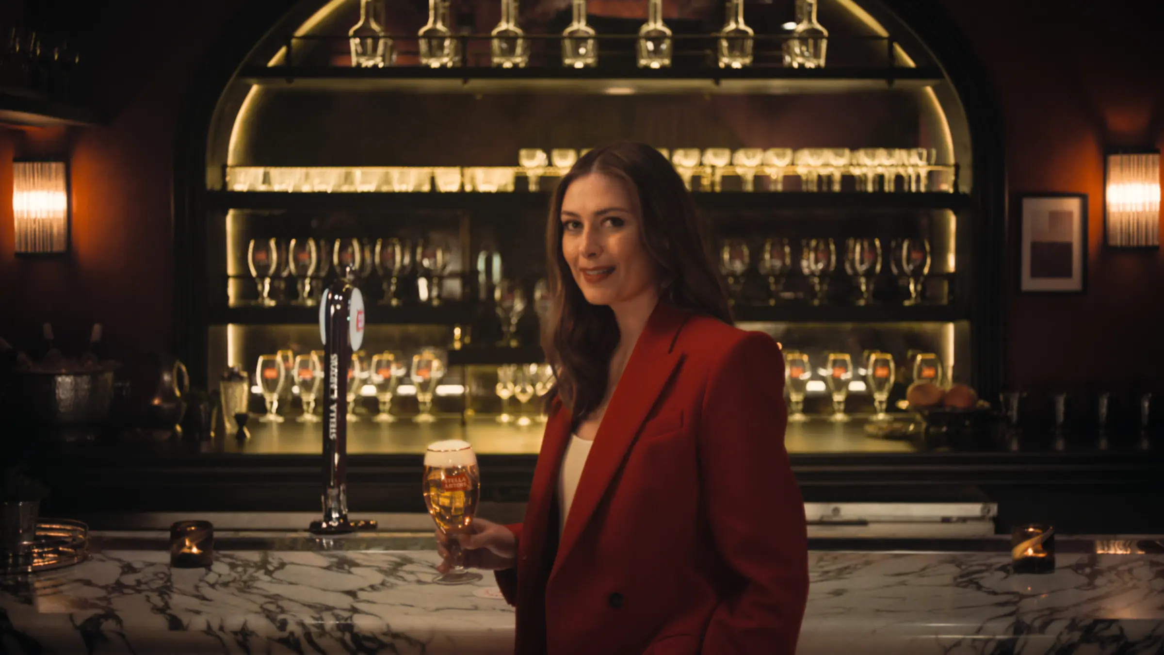 Stella Artois 女性品牌大使与高端酒吧场景